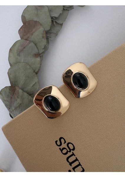 Vintage Tasarım Kare Model Siyah Gold Çelik Küpe