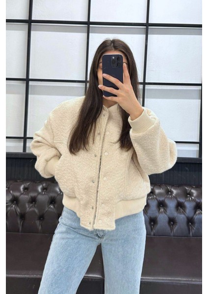 Tasarım Bomber Buklet Kumaş Trend Oversize Kesim Astarlı Kalın Çıtçıt Kapama Trend Mont Kaban Ceket fırsatları