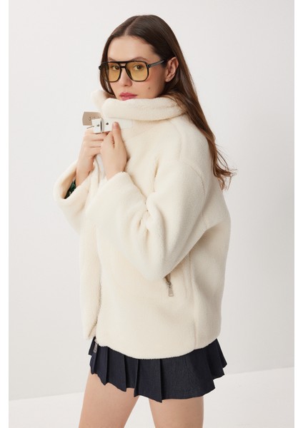 Yakası Kemer Detaylı Peluş Mont LRV0119 Kemik