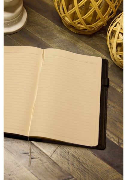 Kişiye Özel Siyah Kalem Tutuculu Vegan Deri Düz 276 Sayfa Çizgili Not Defteri fiyatları