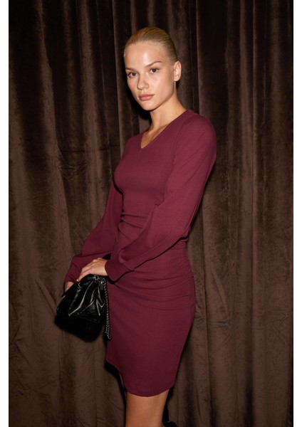 Odovıo Kadın V Yakalı Büzgü Detaylı Esnek Kumaşlı Kısa Bordo Elbise fırsatları