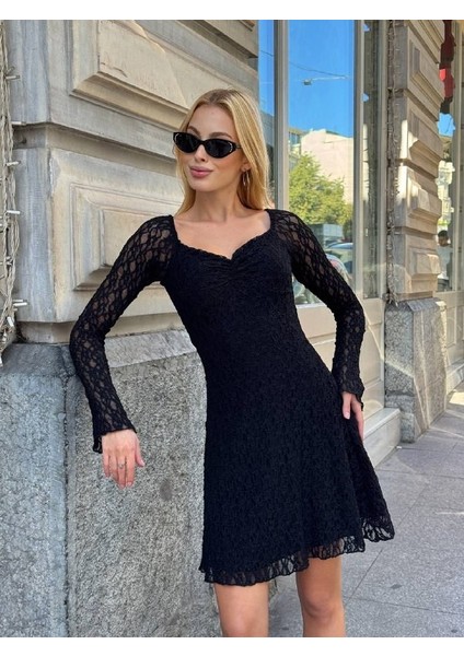 Kadın Siyah Dantelli Uzun Kollu Kalp Yaka Mini Abiye Elbise Güpür Kumaş Vücudu Saran fırsatları