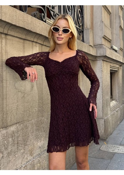 Kadın Siyah Dantelli Uzun Kollu Kalp Yaka Mini Abiye Elbise Güpür Kumaş Vücudu Saran fiyatları