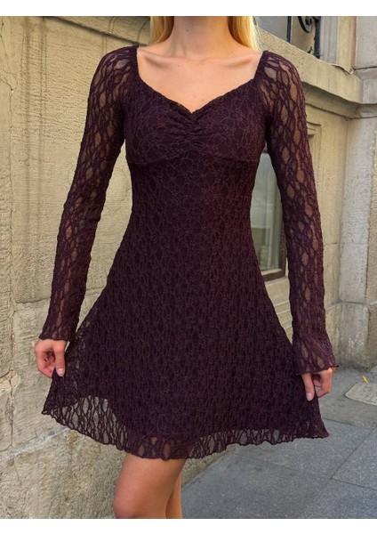 Kadın Siyah Dantelli Uzun Kollu Kalp Yaka Mini Abiye Elbise Güpür Kumaş Vücudu Saran