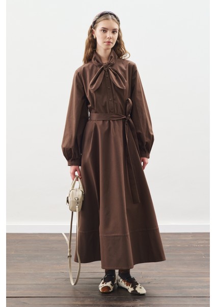Yakası Bağlama Detaylı Elbise Kahverengi