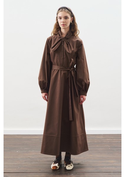 Yakası Bağlama Detaylı Elbise Kahverengi fiyatları