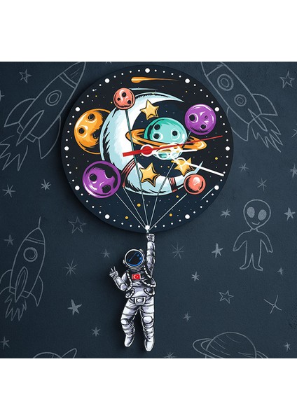 Astronot Tasarımlı Sarkaçlı Ahşap Duvar Saati