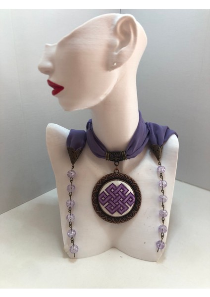 Kanaviçe Işlemeli Fular Kolye