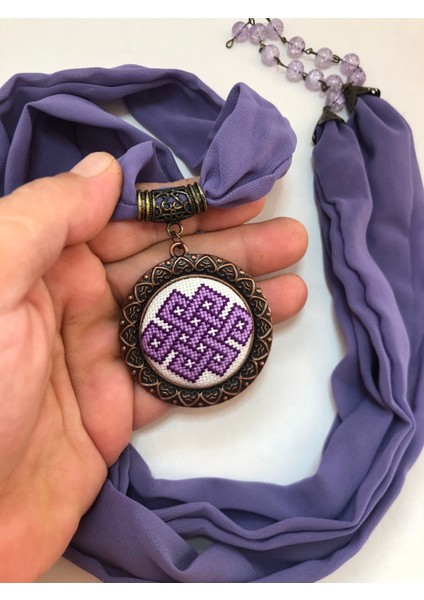 Kanaviçe Işlemeli Fular Kolye fiyatları