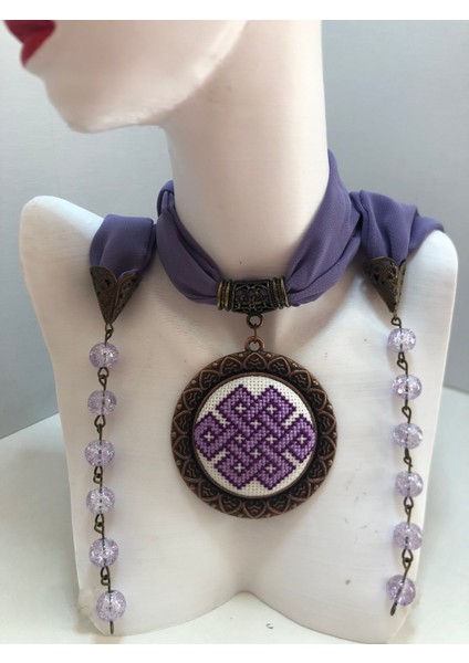 Kanaviçe Işlemeli Fular Kolye fırsatları