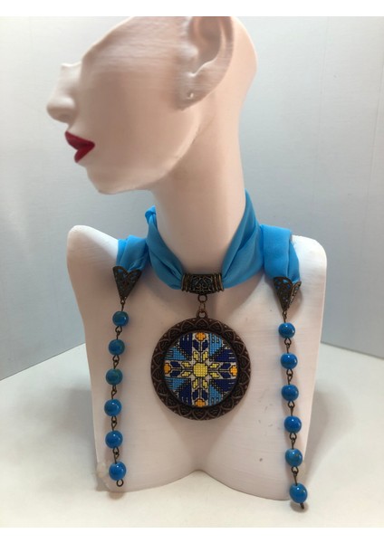 Kanaviçe Işlemeli Fular Kolye