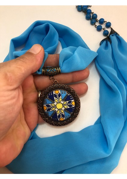 Kanaviçe Işlemeli Fular Kolye fırsatları