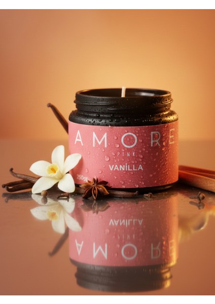 Amore Pink – Özel Tasarım Vanilya Kokulu Mum (250GR) Doğal Vegan Soya Wax | Ahşap Fitil | Özel Cam Kavanoz