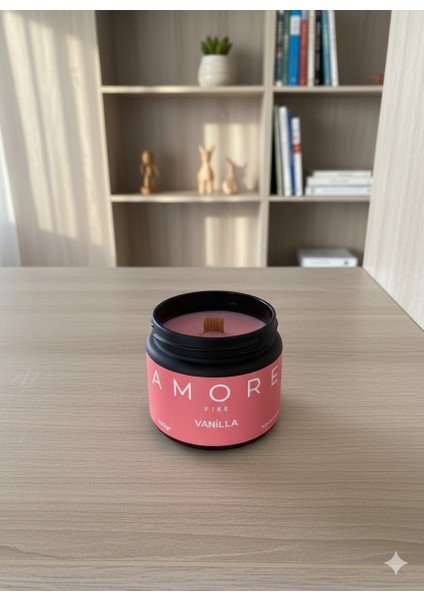 Amore Pink – Özel Tasarım Vanilya Kokulu Mum (250GR) Doğal Vegan Soya Wax | Ahşap Fitil | Özel Cam Kavanoz fırsatları
