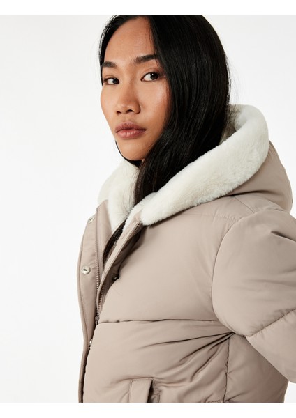 Uzun Kollu Cepli Düğmeli Su Itici Kapüşonlu Içi Suni Kürklü Kısa Şişme Mont modelleri