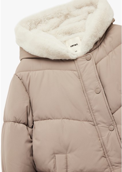 Uzun Kollu Cepli Düğmeli Su Itici Kapüşonlu Içi Suni Kürklü Kısa Şişme Mont