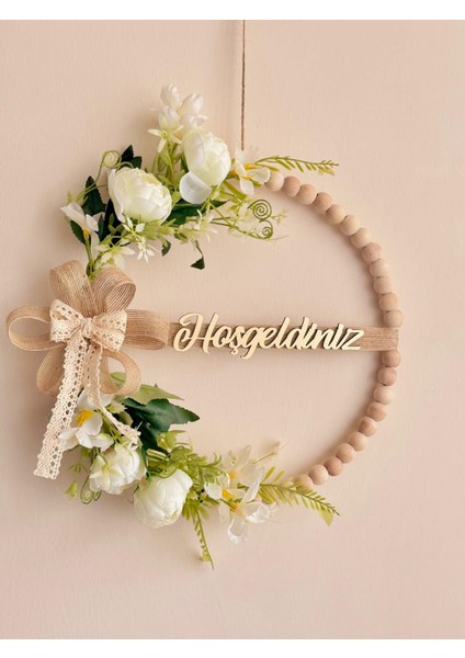 El Yapımı Gold Pleksi Hoşgeldiniz Kapı Süsü – Beyaz Çiçekli Ahşap Boncuklu Rustik Dekor
