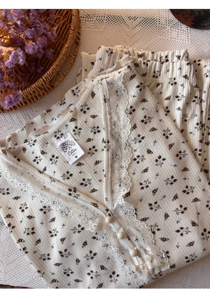 Leopar ve Çiçek Desenli Pamuklu Penye Kumaş Pijama Takımı fırsatları