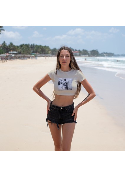 Amy Winehouse At The Laundromat 2004 Crop Tişört - Ekru fiyatları