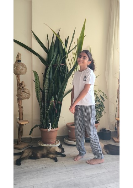 Kız Çocuk Pantolonlu Tişörtlü Takım Beyaz Tişört Pötikareli Pantolon Kırmızı, Siyah, Sarı