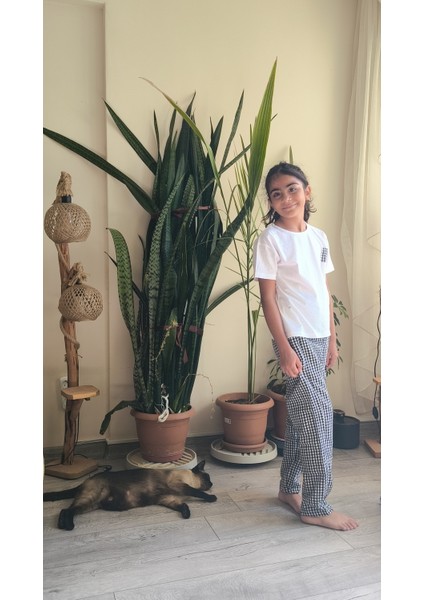 Kız Çocuk Pantolonlu Tişörtlü Takım Beyaz Tişört Pötikareli Pantolon Kırmızı, Siyah, Sarı fiyatları