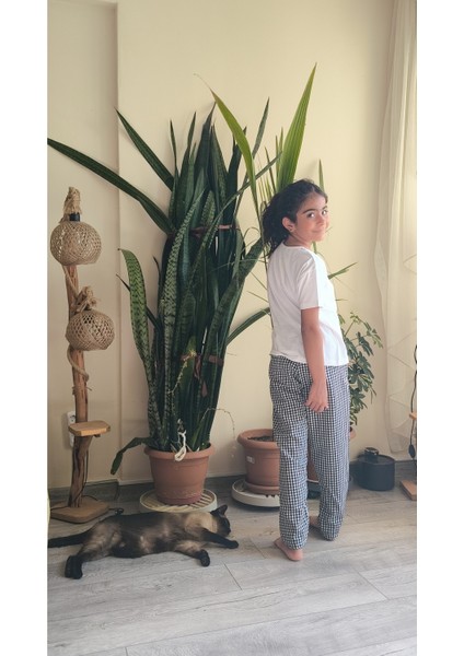 Kız Çocuk Pantolonlu Tişörtlü Takım Beyaz Tişört Pötikareli Pantolon Kırmızı, Siyah, Sarı