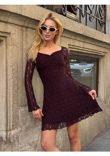 Kadın Siyah Dantelli Uzun Kollu Kalp Yaka Mini Abiye Elbise Güpür Kumaş Vücudu Saran