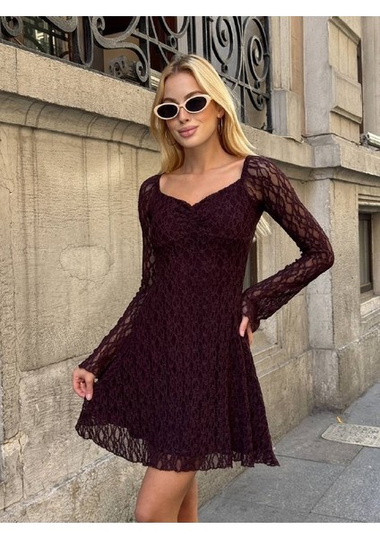Kadın Siyah Dantelli Uzun Kollu Kalp Yaka Mini Abiye Elbise Güpür Kumaş Vücudu Saran