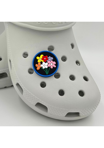 Terlik Süsü ve Aksesuarı , Çanta Süsü – Jibbitz 3D Çiçekli Yuvarlak Tablo Logo Aksesuar fiyatları