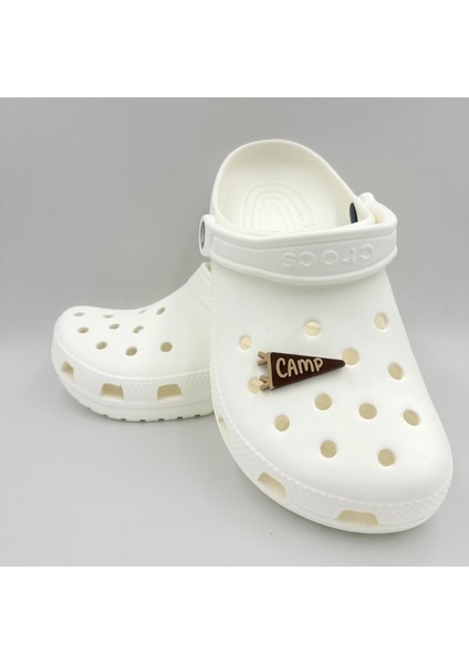 Terlik Süsü ve Aksesuarı , Çanta Süsü – Jibbitz 3D Camp Yazılı Üçgen Bayrak Görsel Logo Aksesuar modelleri