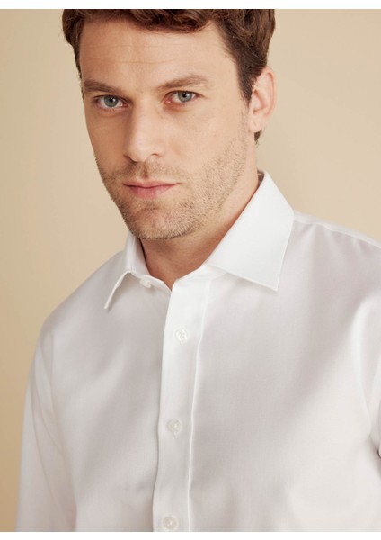 Slim Fit Klasik Yaka Beyaz Erkek Gömlek BBFW25MSH019 fırsatları