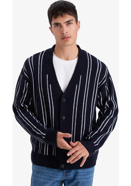 Relax Fit V Yaka Çizgili Düğmeli Triko Hırka F7279AX25WN fırsatları