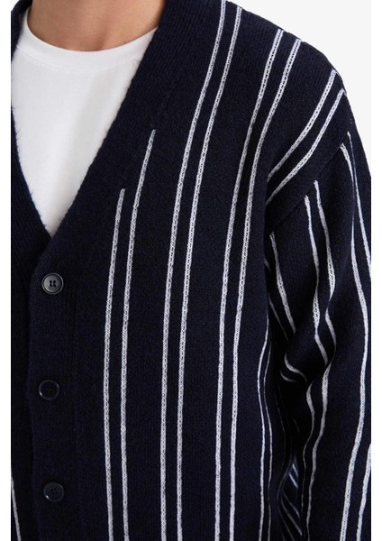 Relax Fit V Yaka Çizgili Düğmeli Triko Hırka F7279AX25WN