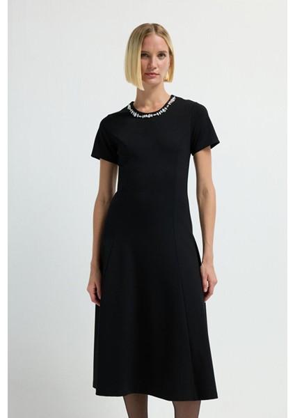 Yakası Taşlı Elbise Siyah 12443709003