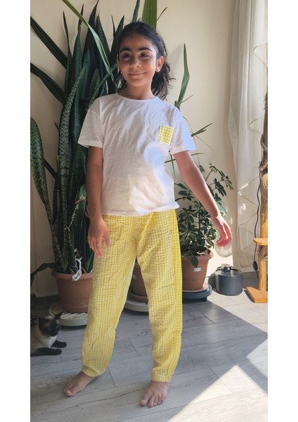 Kız Çocuk Pantolonlu Tişörtlü Takım Beyaz Tişört Pötikareli Pantolon Kırmızı, Siyah, Sarı