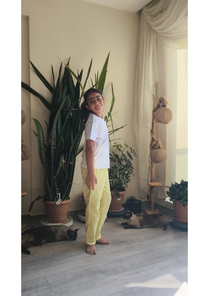 Kız Çocuk Pantolonlu Tişörtlü Takım Beyaz Tişört Pötikareli Pantolon Kırmızı, Siyah, Sarı fiyatları