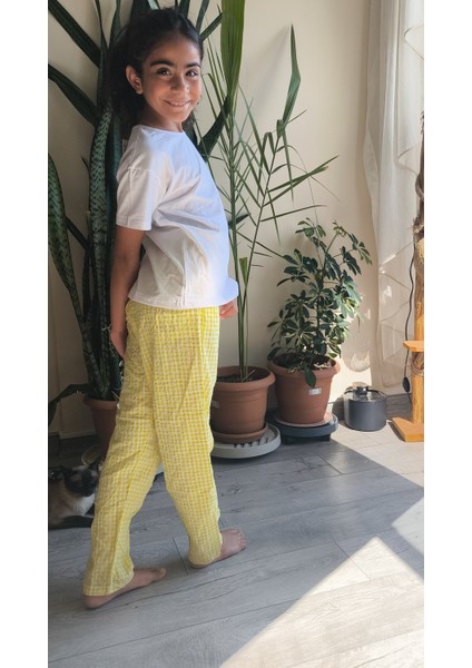 Kız Çocuk Pantolonlu Tişörtlü Takım Beyaz Tişört Pötikareli Pantolon Kırmızı, Siyah, Sarı fırsatları