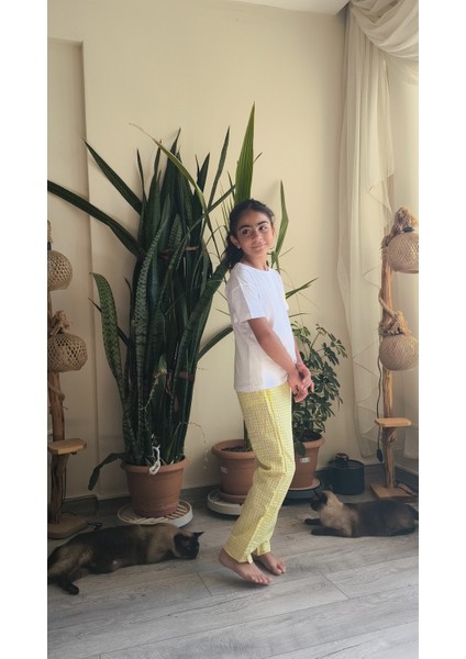 Kız Çocuk Pantolonlu Tişörtlü Takım Beyaz Tişört Pötikareli Pantolon Kırmızı, Siyah, Sarı