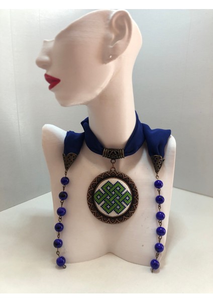 Kanaviçe Işlemeli Fular Kolye