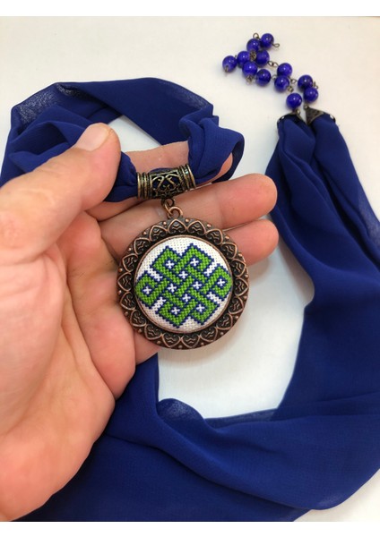 Kanaviçe Işlemeli Fular Kolye fırsatları