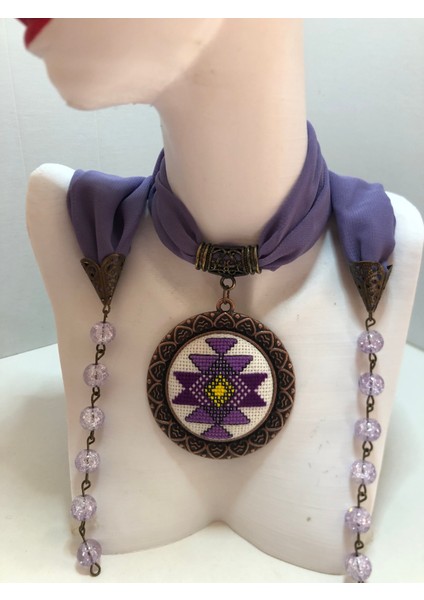 Kanaviçe Işlemeli Fular Kolye