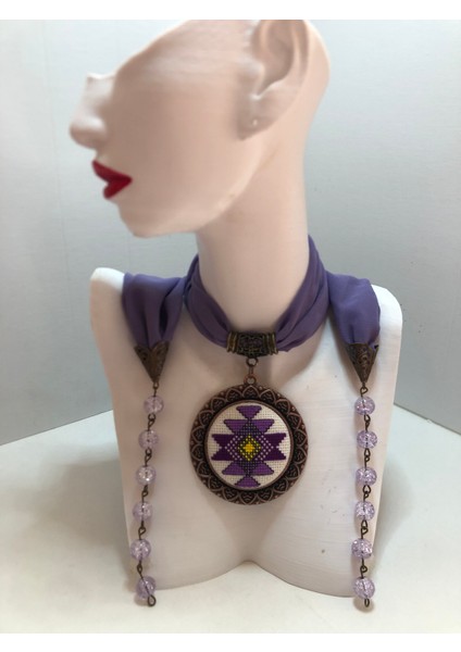 Kanaviçe Işlemeli Fular Kolye fiyatları