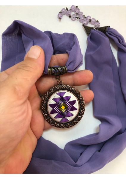 Kanaviçe Işlemeli Fular Kolye fırsatları