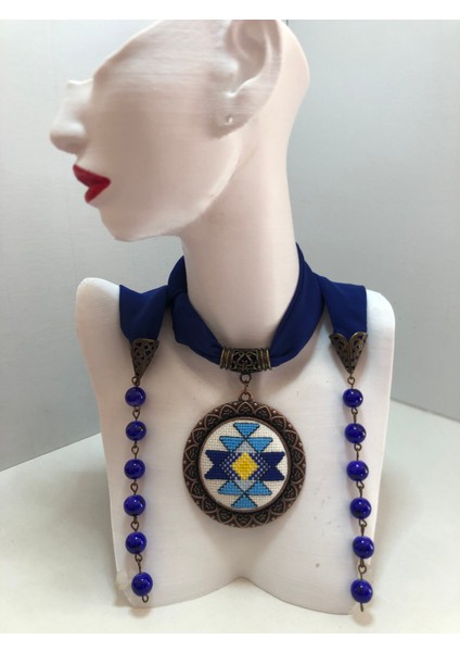 Kanaviçe Işlemeli Fular Kolye