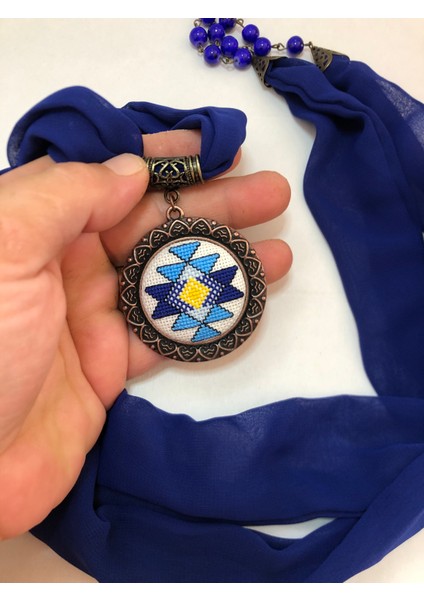 Kanaviçe Işlemeli Fular Kolye fırsatları