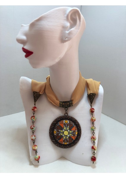 Kanaviçe Işlemeli Fular Kolye