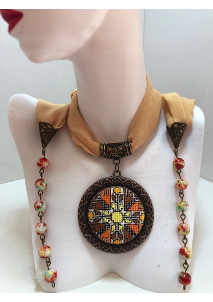 Kanaviçe Işlemeli Fular Kolye fiyatları