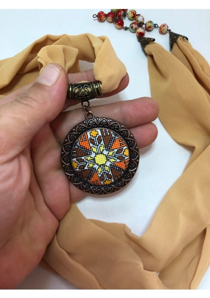 Kanaviçe Işlemeli Fular Kolye fırsatları