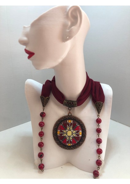 Kanaviçe Işlemeli Fular Kolye