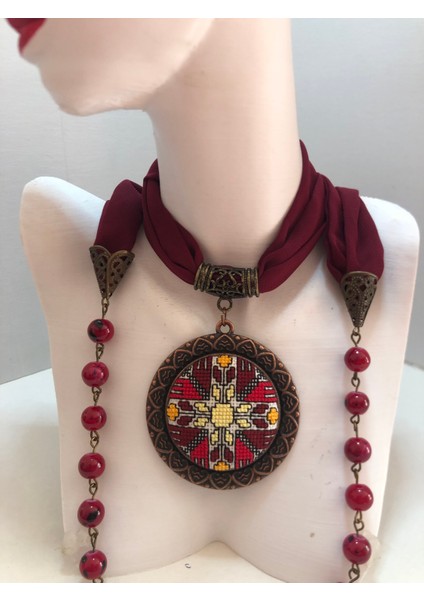 Kanaviçe Işlemeli Fular Kolye fiyatları